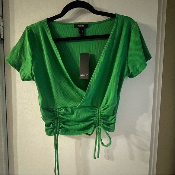 NWT Forever 21 Low Cut cropped Tee - Picture 1 of 4